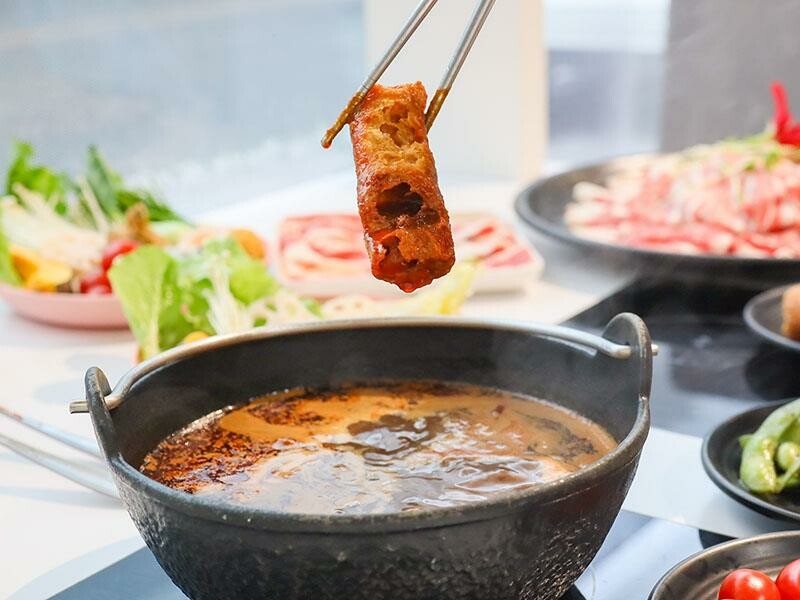 竹北火鍋推薦玖享聚鍋物！299元平日商業午餐，搭吃到飽自助吧超值。