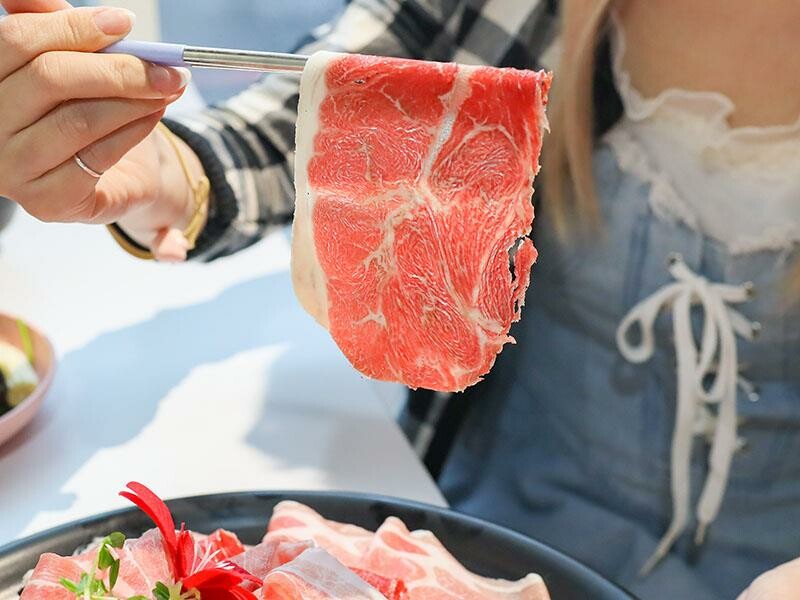 竹北火鍋推薦玖享聚鍋物！299元平日商業午餐，搭吃到飽自助吧超值。