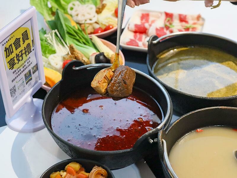 竹北火鍋推薦玖享聚鍋物！299元平日商業午餐，搭吃到飽自助吧超值。