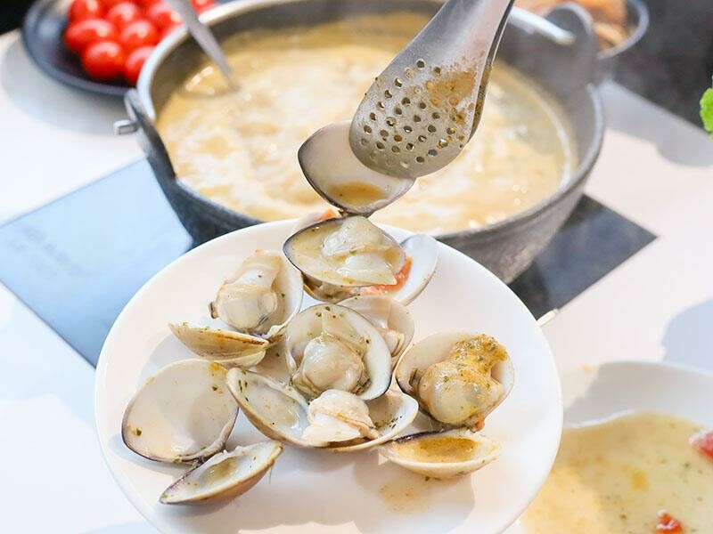 竹北火鍋推薦玖享聚鍋物！299元平日商業午餐，搭吃到飽自助吧超值。