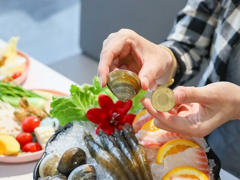 竹北火鍋推薦玖享聚鍋物！299元平日商業午餐，搭吃到飽自助吧超值。