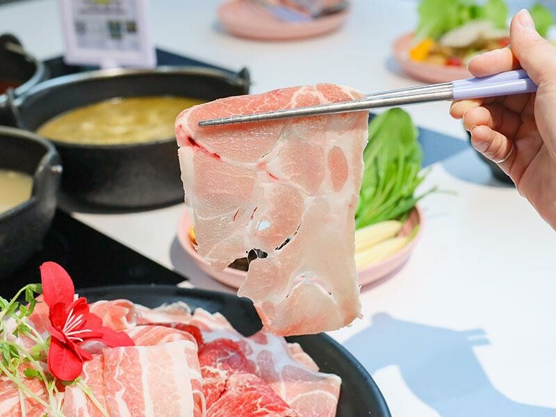 竹北火鍋推薦玖享聚鍋物！299元平日商業午餐，搭吃到飽自助吧超值。