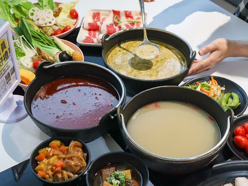 竹北火鍋推薦玖享聚鍋物！299元平日商業午餐，搭吃到飽自助吧超值。