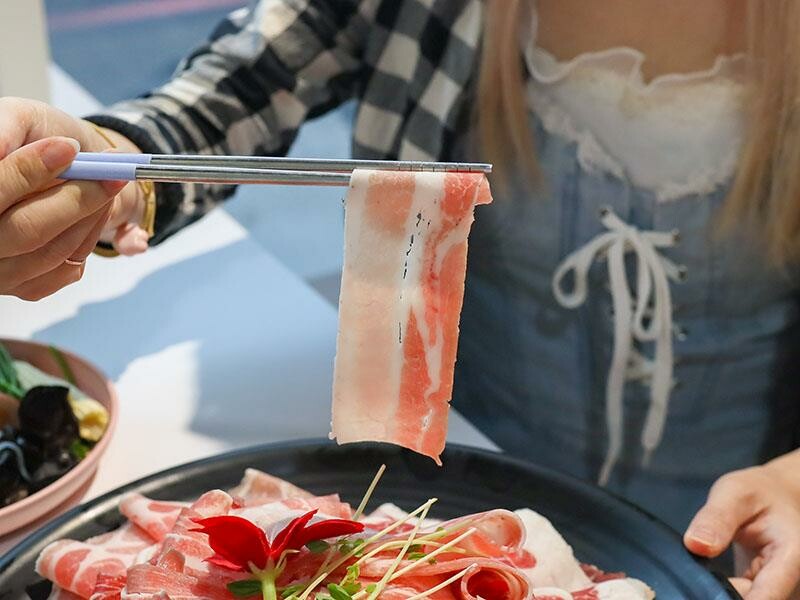 竹北火鍋推薦玖享聚鍋物！299元平日商業午餐，搭吃到飽自助吧超值。