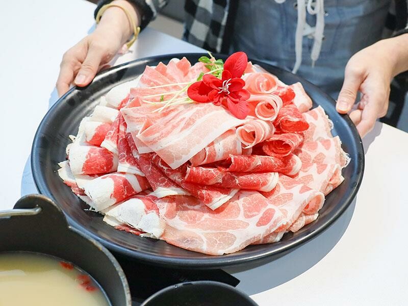 竹北火鍋推薦玖享聚鍋物！299元平日商業午餐，搭吃到飽自助吧超值。