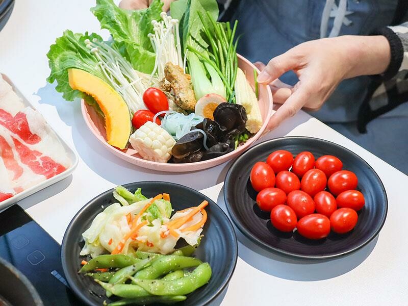 竹北火鍋推薦玖享聚鍋物！299元平日商業午餐，搭吃到飽自助吧超值。