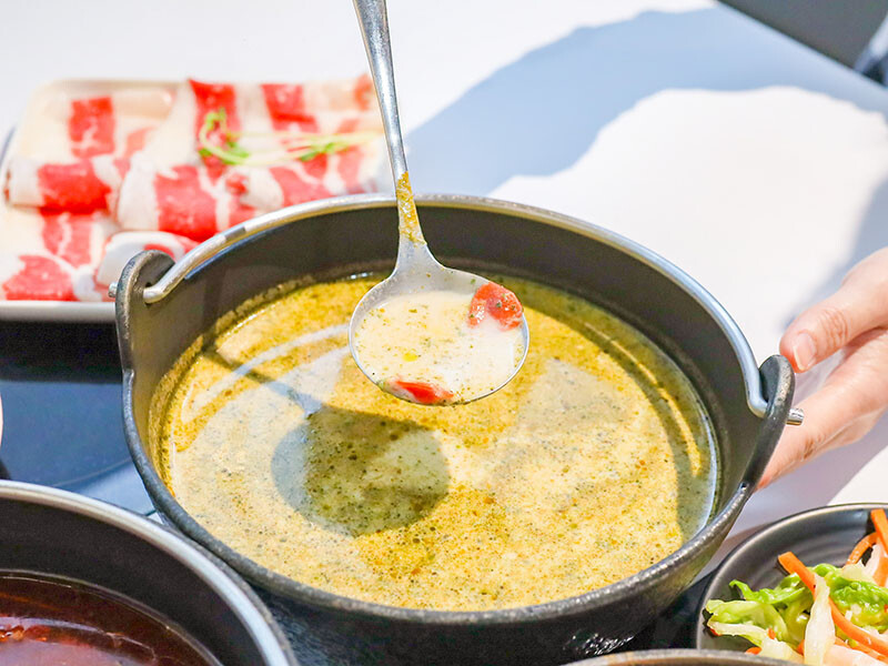 竹北火鍋推薦玖享聚鍋物！299元平日商業午餐，搭吃到飽自助吧超值。