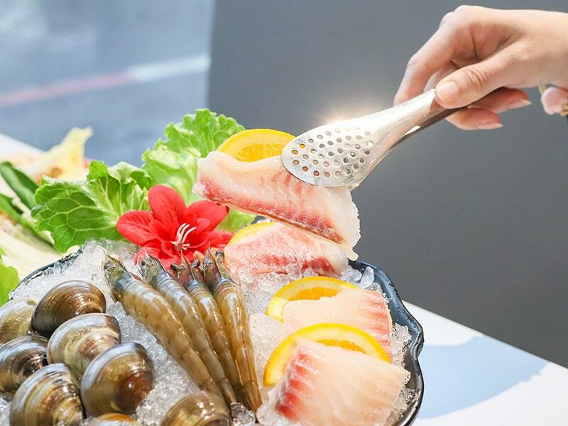 竹北火鍋推薦玖享聚鍋物！299元平日商業午餐，搭吃到飽自助吧超值。