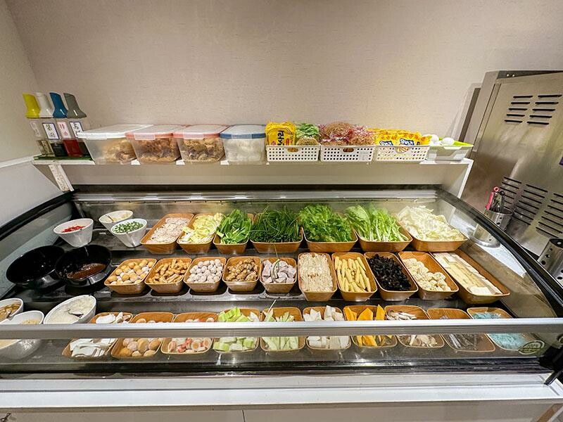 竹北火鍋推薦玖享聚鍋物！299元平日商業午餐，搭吃到飽自助吧超值。
