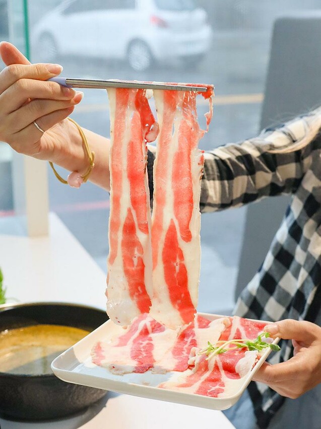 竹北火鍋推薦玖享聚鍋物！299元平日商業午餐，搭吃到飽自助吧超值。