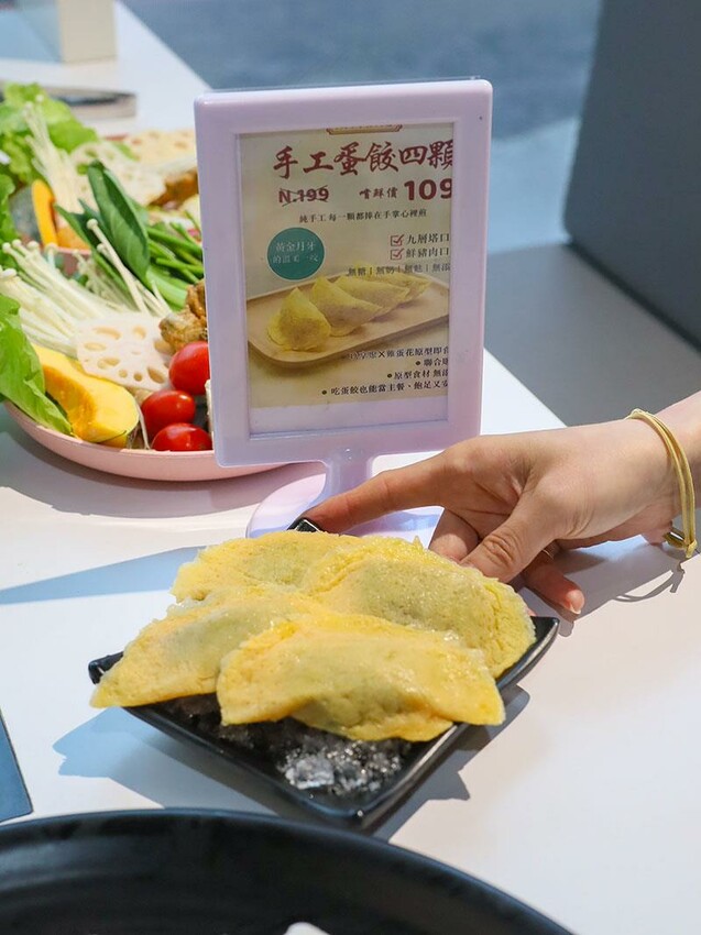 竹北火鍋推薦玖享聚鍋物！299元平日商業午餐，搭吃到飽自助吧超值。