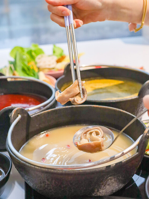 竹北火鍋推薦玖享聚鍋物！299元平日商業午餐，搭吃到飽自助吧超值。