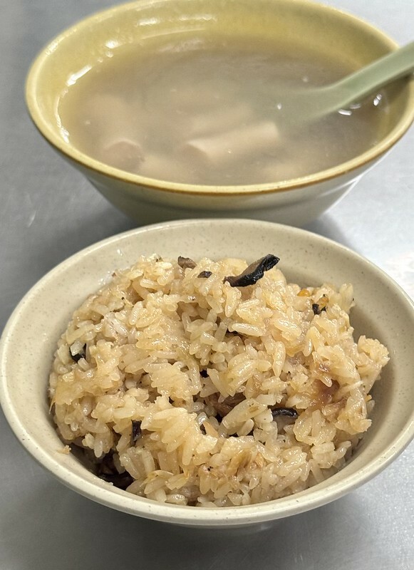 板橋宵夜首選！江子翠豬腸伯油飯，在地30年傳奇老店推薦。