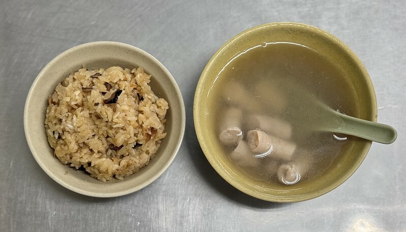 板橋宵夜首選！江子翠豬腸伯油飯，在地30年傳奇老店推薦。