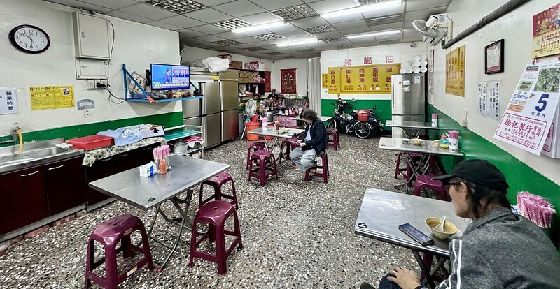 板橋宵夜首選！江子翠豬腸伯油飯，在地30年傳奇老店推薦。