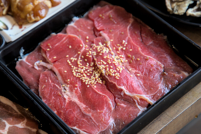 高雄燒肉吃到飽！野饌燒肉楠梓店，現撈活泰國蝦 頂級和牛吃到飽。