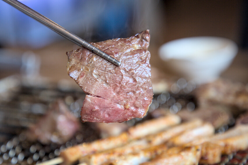 高雄燒肉吃到飽！野饌燒肉楠梓店，現撈活泰國蝦 頂級和牛吃到飽。