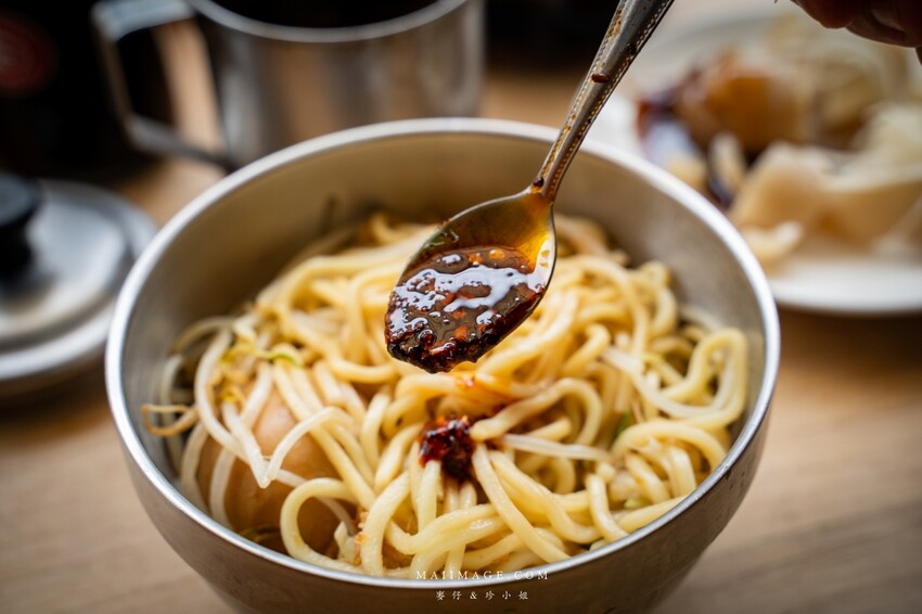 台北遼寧夜市美食！蓮德意麵必吃羊肉羹魷魚羹，捷運南京復興站美食推薦。