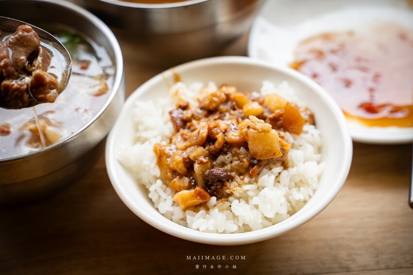 台北遼寧夜市美食！蓮德意麵必吃羊肉羹魷魚羹，捷運南京復興站美食推薦。