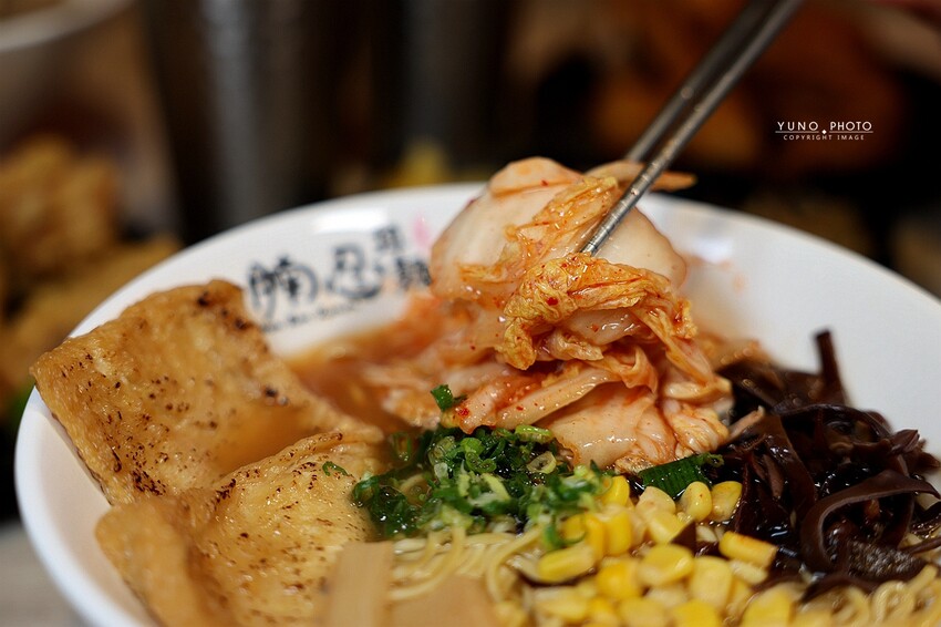 台中拉麵推薦！腩忍拉麵獨創霜淇淋吃法，小菜飲料無限續。