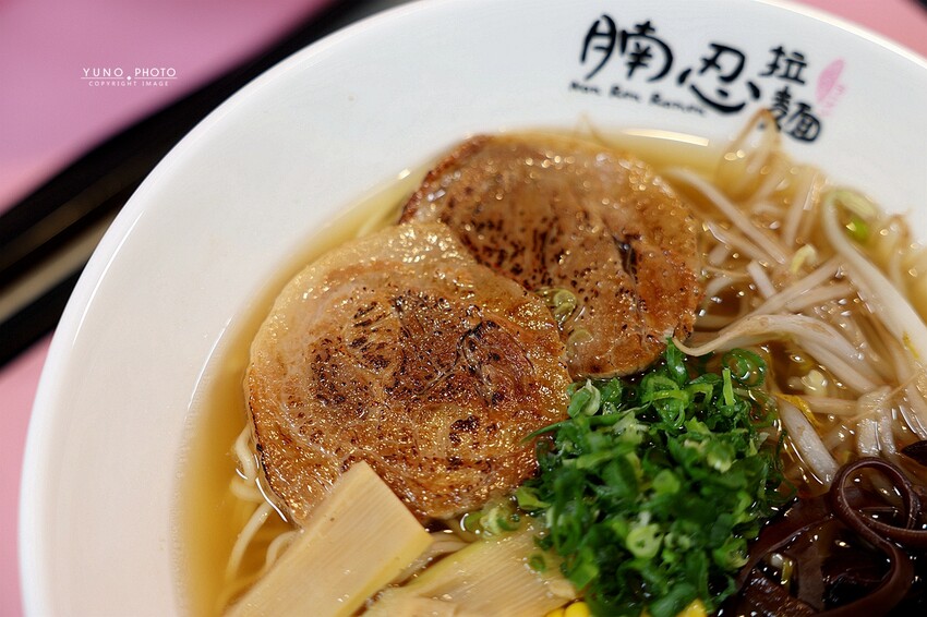 台中拉麵推薦！腩忍拉麵獨創霜淇淋吃法，小菜飲料無限續。