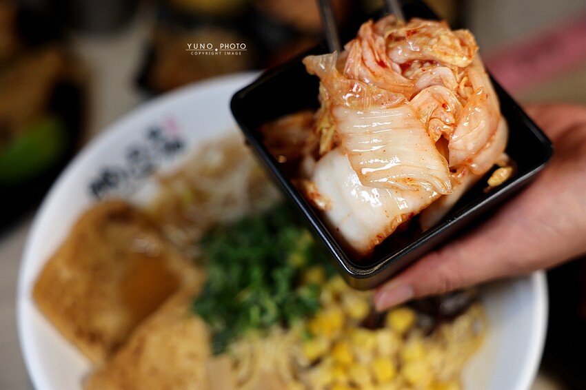 台中拉麵推薦！腩忍拉麵獨創霜淇淋吃法，小菜飲料無限續。