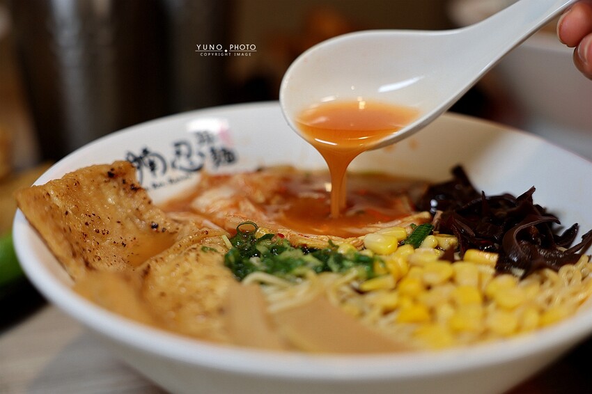 台中拉麵推薦！腩忍拉麵獨創霜淇淋吃法，小菜飲料無限續。