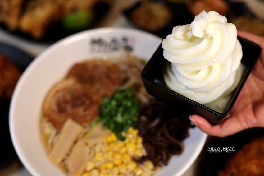 台中拉麵推薦！腩忍拉麵獨創霜淇淋吃法，小菜飲料無限續。