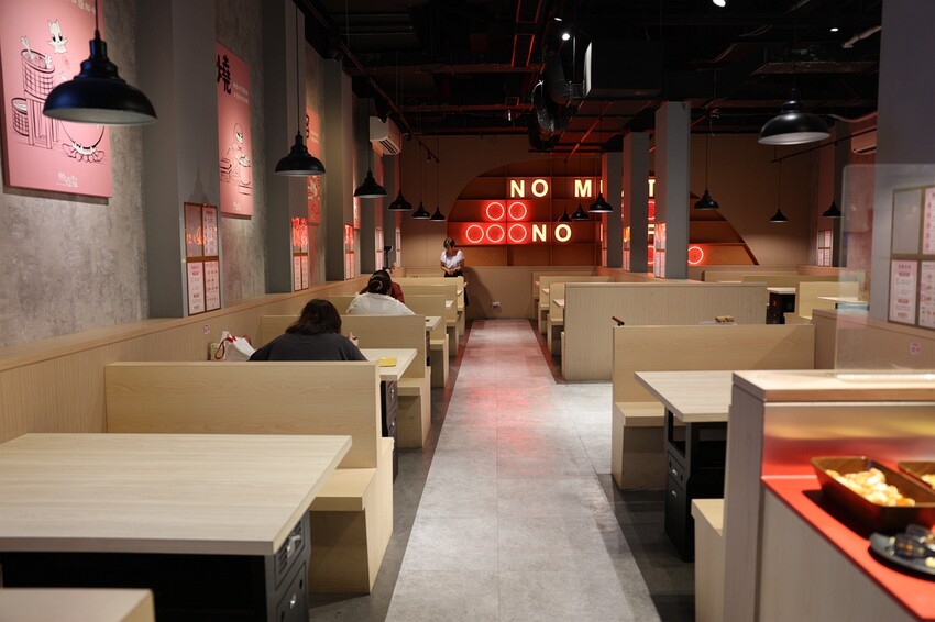 台中拉麵推薦！腩忍拉麵獨創霜淇淋吃法，小菜飲料無限續。