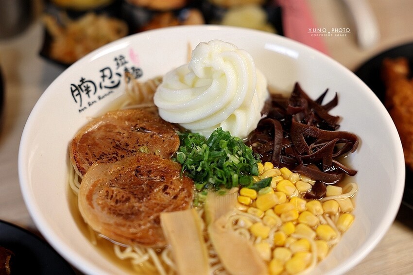台中拉麵推薦！腩忍拉麵獨創霜淇淋吃法，小菜飲料無限續。
