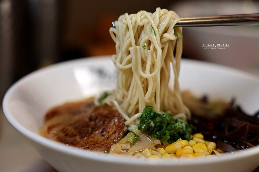 台中拉麵推薦！腩忍拉麵獨創霜淇淋吃法，小菜飲料無限續。