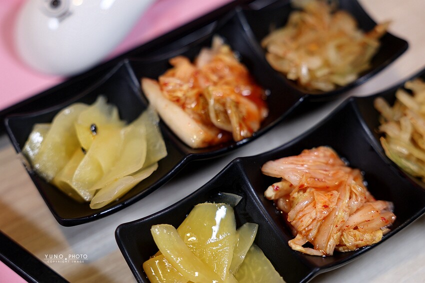 台中拉麵推薦！腩忍拉麵獨創霜淇淋吃法，小菜飲料無限續。