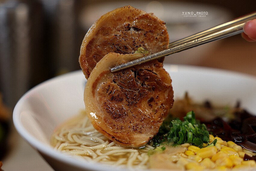 台中拉麵推薦！腩忍拉麵獨創霜淇淋吃法，小菜飲料無限續。