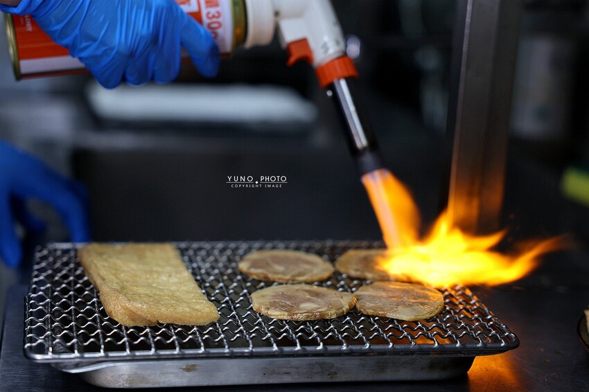 台中拉麵推薦！腩忍拉麵獨創霜淇淋吃法，小菜飲料無限續。