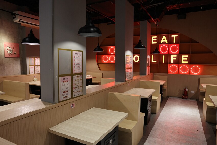 台中拉麵推薦！腩忍拉麵獨創霜淇淋吃法，小菜飲料無限續。