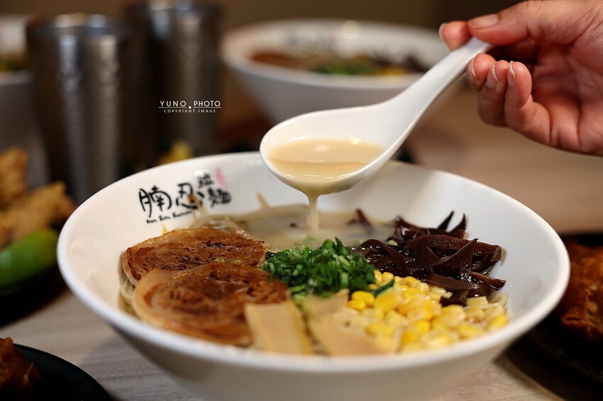 台中拉麵推薦！腩忍拉麵獨創霜淇淋吃法，小菜飲料無限續。