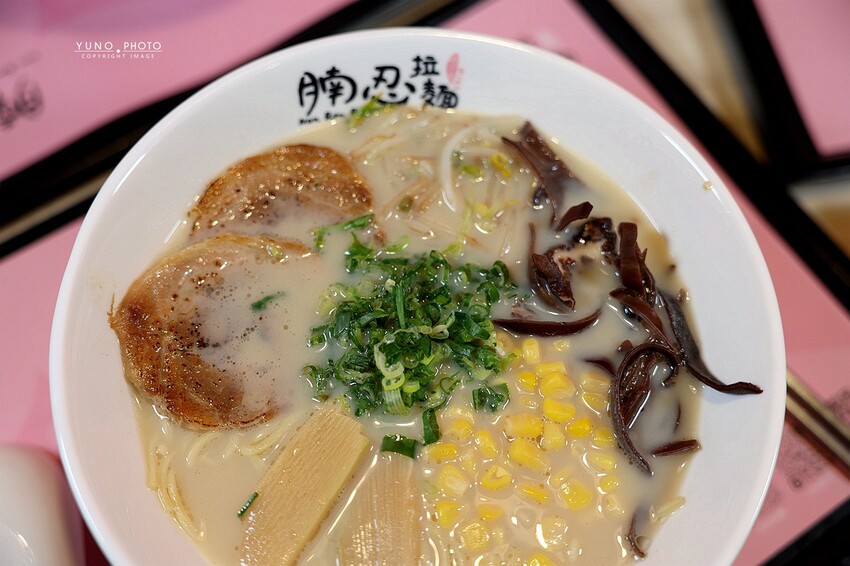 台中拉麵推薦！腩忍拉麵獨創霜淇淋吃法，小菜飲料無限續。