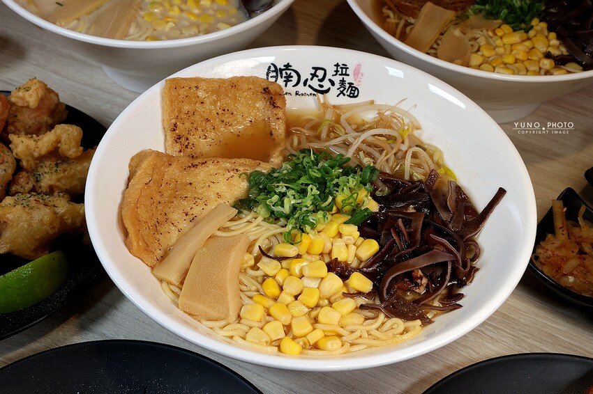 台中拉麵推薦！腩忍拉麵獨創霜淇淋吃法，小菜飲料無限續。