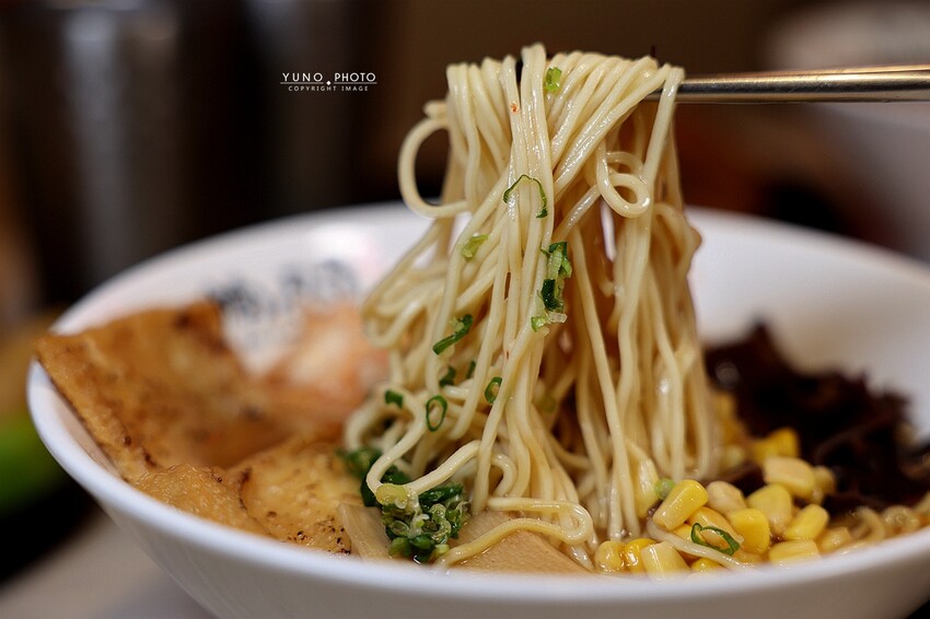 台中拉麵推薦！腩忍拉麵獨創霜淇淋吃法，小菜飲料無限續。