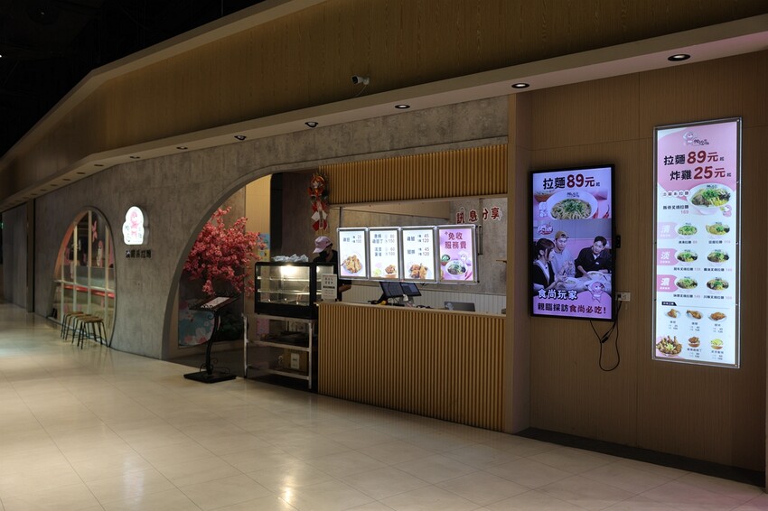 台中拉麵推薦！腩忍拉麵獨創霜淇淋吃法，小菜飲料無限續。