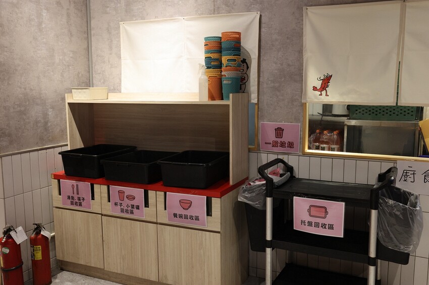 台中拉麵推薦！腩忍拉麵獨創霜淇淋吃法，小菜飲料無限續。