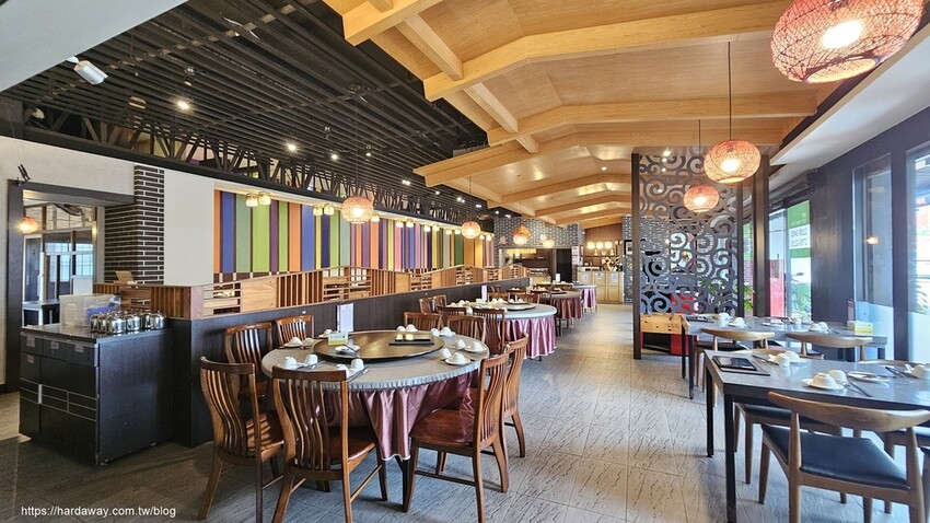 LA墨川四川樟茶烤鴨善化店用餐區