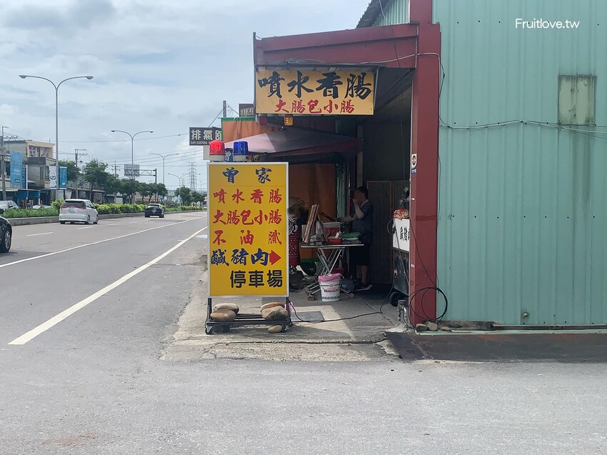 曾家噴水香腸-草屯美食⟩中投公路旁美食小吃 • 炭烤大腸包小腸，配上自製豆豉菜餔跟小黃瓜，很香很好吃 @果果愛Fruitlove