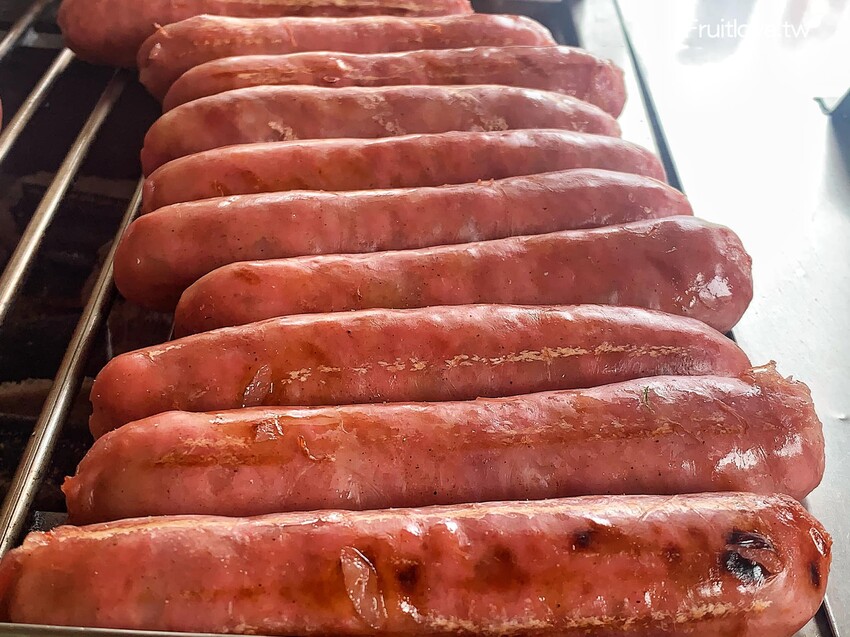 曾家噴水香腸-草屯美食⟩中投公路旁美食小吃 • 炭烤大腸包小腸，配上自製豆豉菜餔跟小黃瓜，很香很好吃 @果果愛Fruitlove