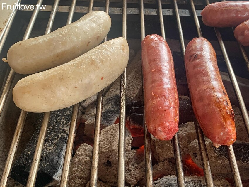 曾家噴水香腸-草屯美食⟩中投公路旁美食小吃 • 炭烤大腸包小腸，配上自製豆豉菜餔跟小黃瓜，很香很好吃 @果果愛Fruitlove
