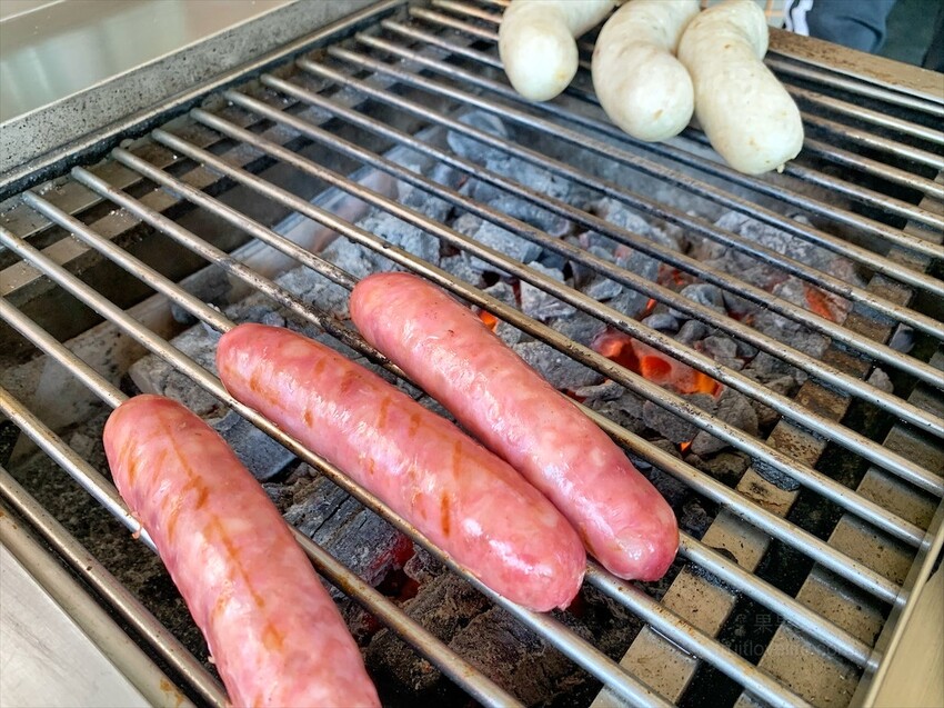 曾家噴水香腸-草屯美食⟩中投公路旁美食小吃 • 炭烤大腸包小腸，配上自製豆豉菜餔跟小黃瓜，很香很好吃 @果果愛Fruitlove