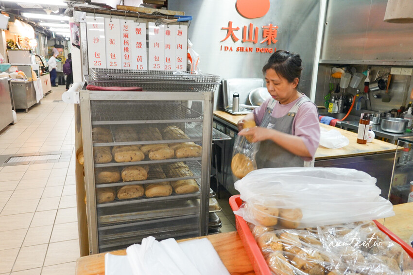 公館水源市場美食！大山東餅舖蔥肉包 桂圓雜糧饅頭，公館銅板美食推薦。