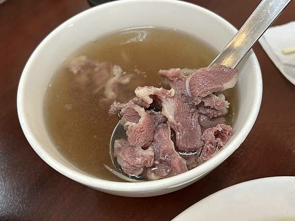 台南佳里必訪名店津旺牛肉湯，肉燥飯免費吃到飽，CP值超高