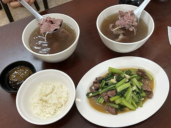 台南佳里必訪名店津旺牛肉湯，肉燥飯免費吃到飽，CP值超高