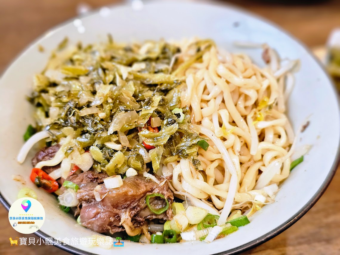 宜蘭羅東吾春牛肉麵，在地人激推，冰糖滷味配免費紅茶超值